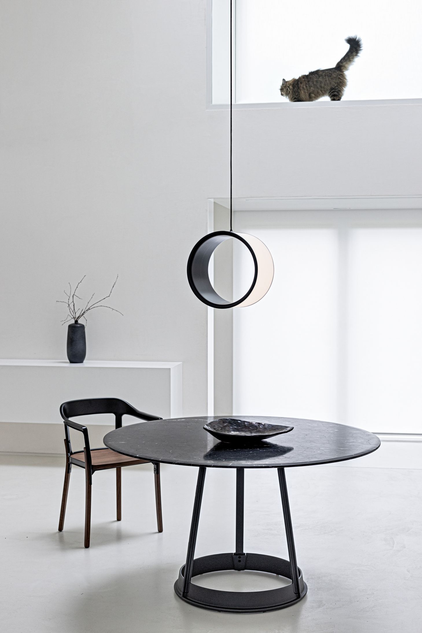 Lost Pendelleuchte von Magis über Esstisch mit Katze im Hintergrund. Moderne Hängelampe.