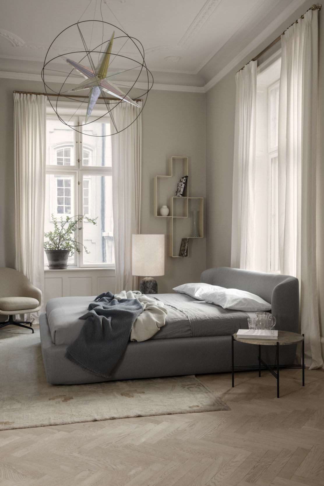 TS Coffee Table 80 Couchtisch von Gubi mit weißer Marmorplatte in stilvollem Schlafzimmer-Ambiente.