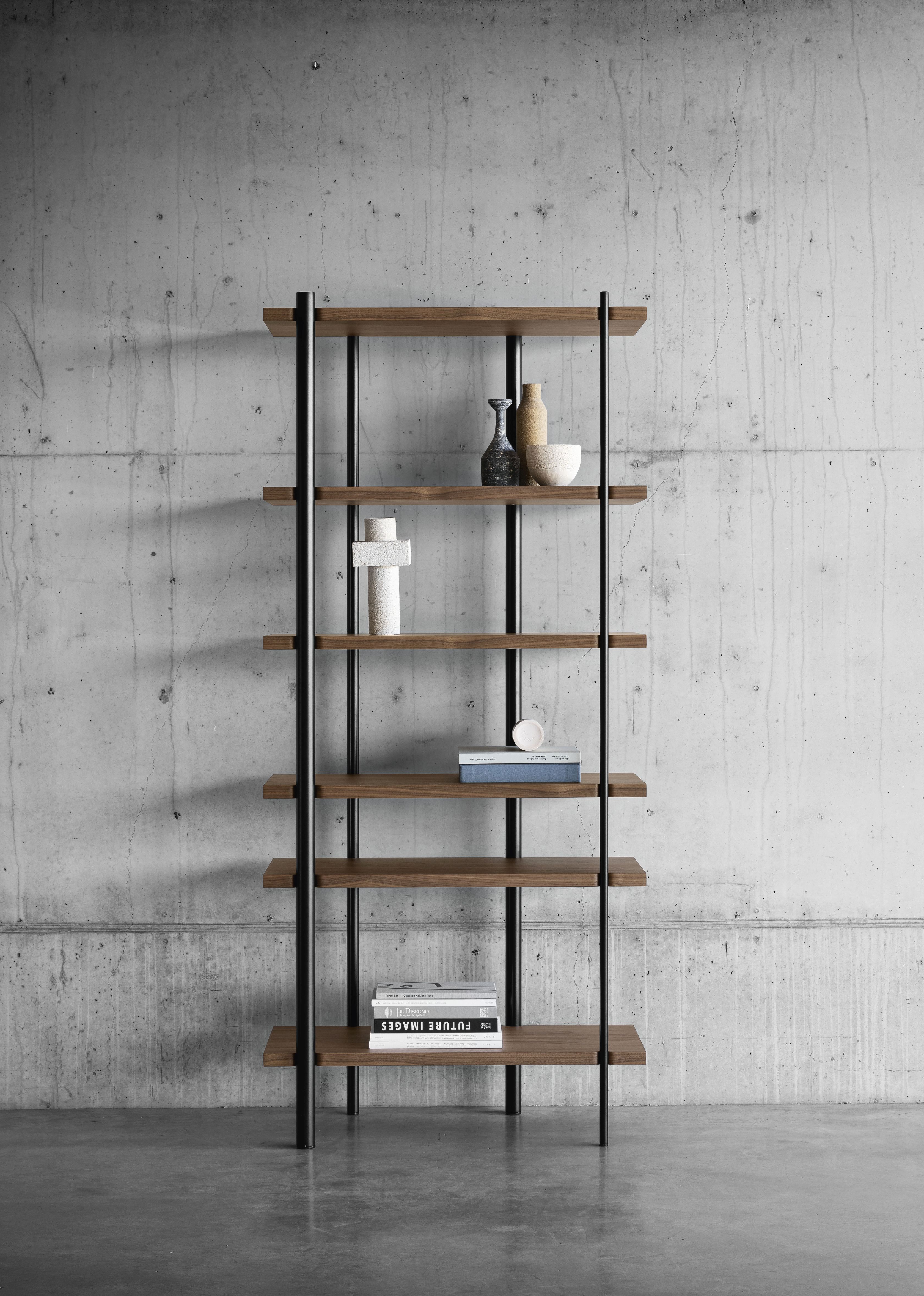 Milonga Regal mit schwarzem Gestell und Walnuss-Brettern von Miniforms, modernes Bücherregal für Wohnzimmer.