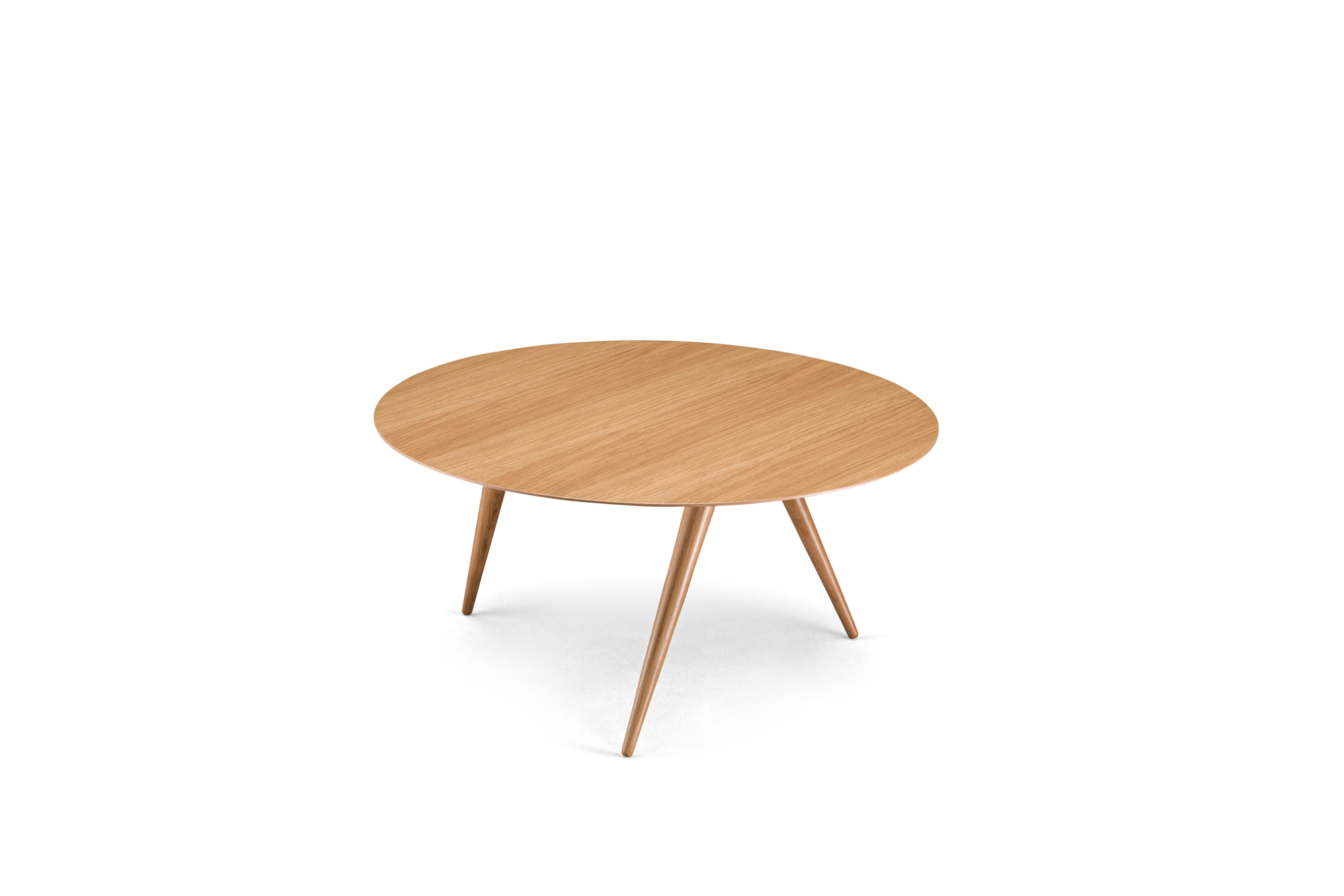 Turn low Beistelltisch von Maigrau: Runder, niedriger Couchtisch aus Eiche Natur mit drei Beinen.