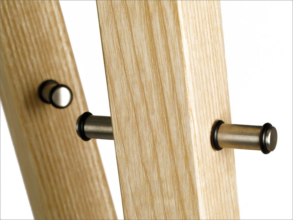 Detailaufnahme: Hölzerner Mary for Kids Garderobenständer mit Metallhaken für das Kinderzimmer.