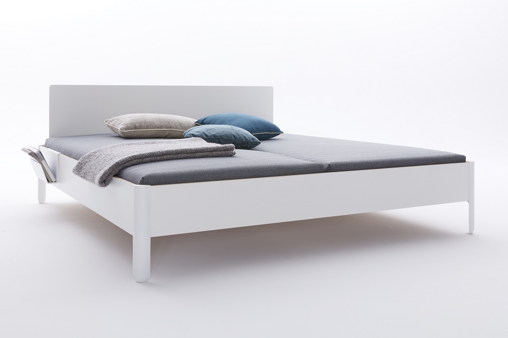 Weißes Nait Bett von Müller Möbelwerkstätten mit grauer Matratze, Kissen und Decke.