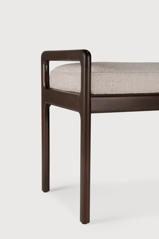 Nahaufnahme der Jack Bank von Ethnicraft mit elfenbeinfarbenem Sitzpolster und dunklem Holzrahmen.