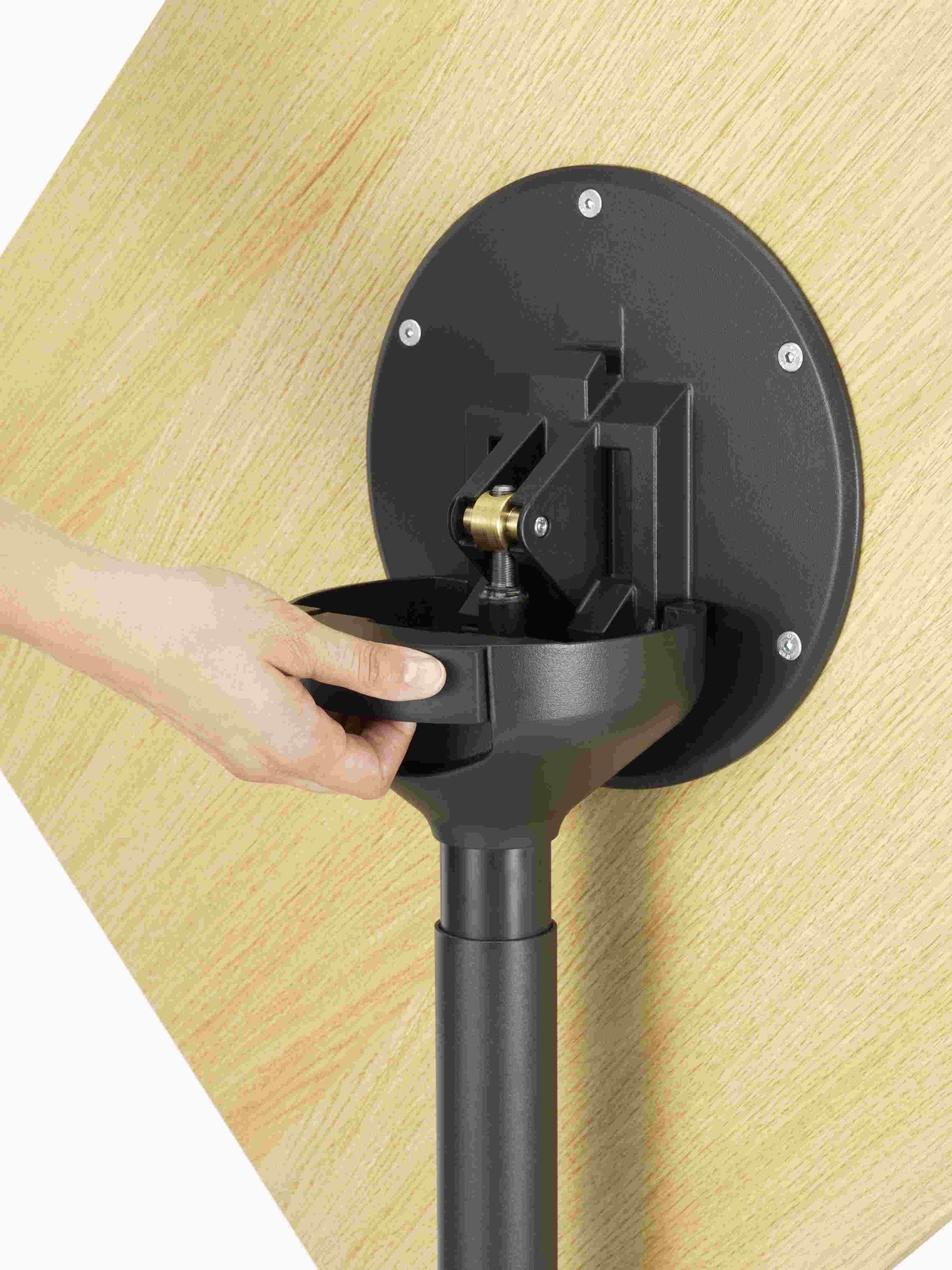 Detailaufnahme des Klappmechanismus vom Vitra Super Fold Table Stehtisch. Faltbarer Tisch mit quadratischer Tischplatte.