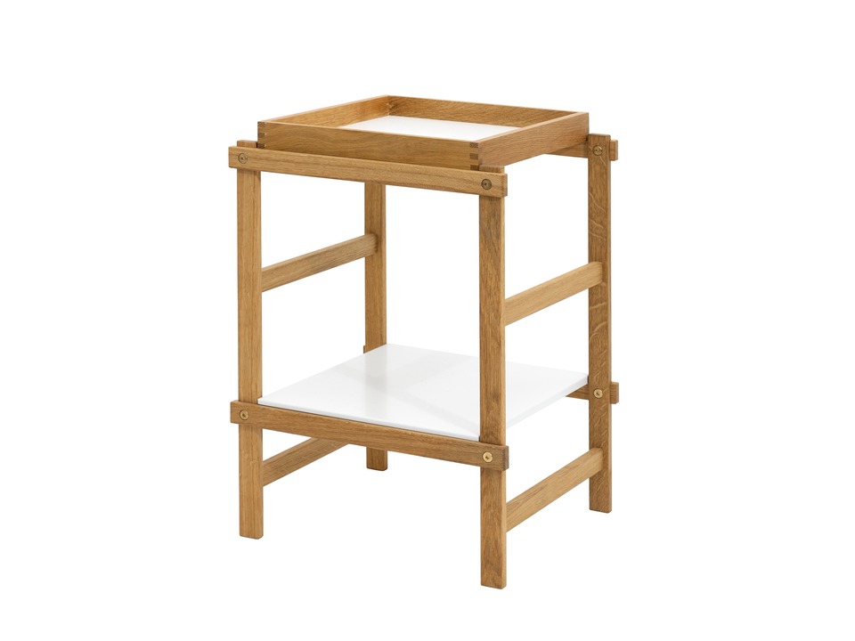 Frame Small Regal von Design House Stockholm aus Eiche mit zwei weißen Ablageflächen.