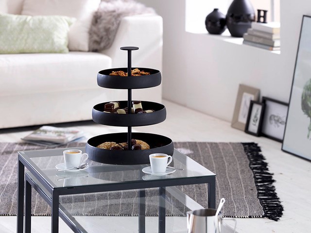 Schwarze Philippi Etagere "Negretto" mit drei Ebenen, gefüllt mit Gebäck und Pralinen.