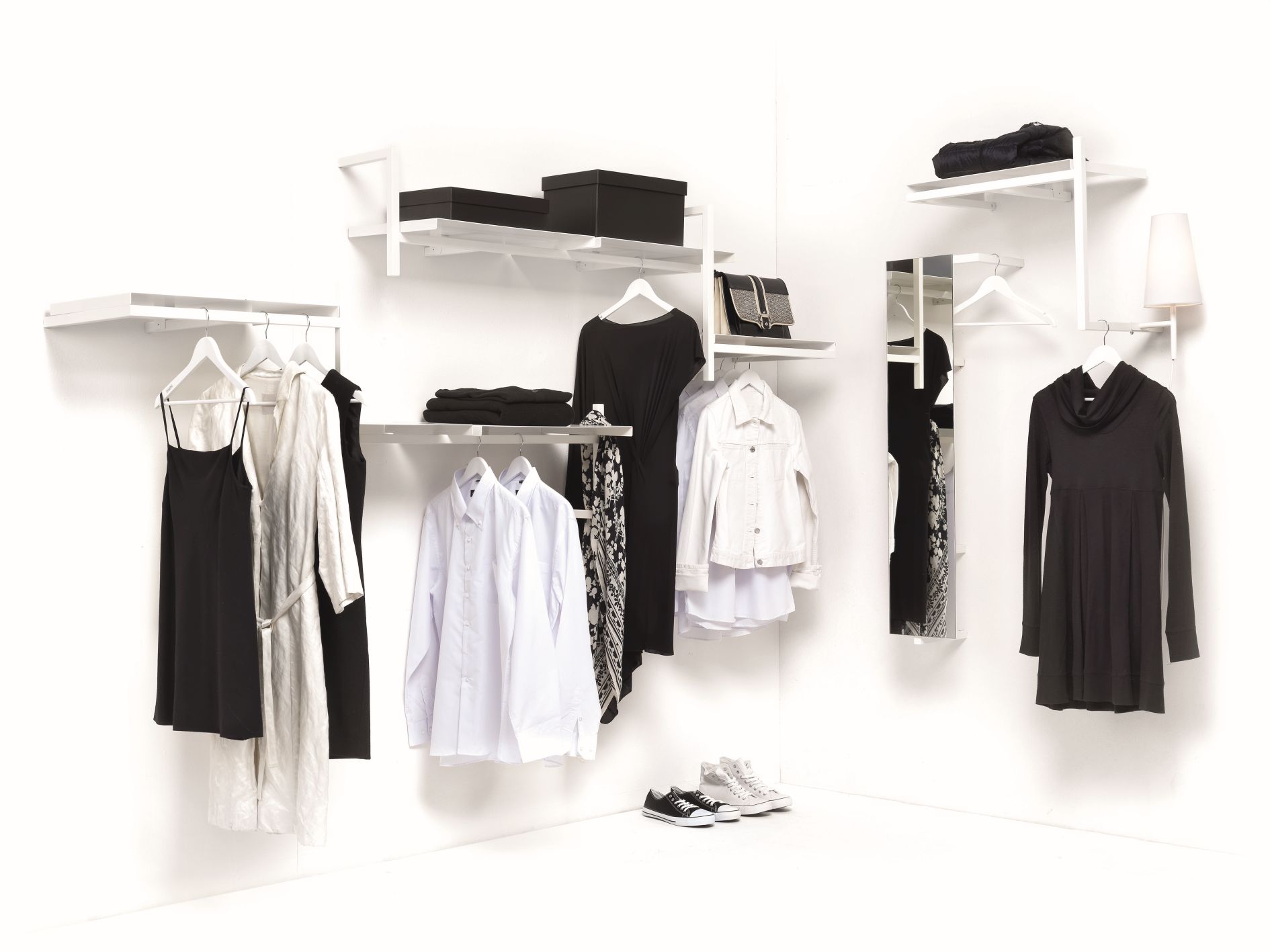 Antologia Wandregal von Mogg, weißes modulares Regalsystem mit Kleidung, Schuhen und Accessoires.