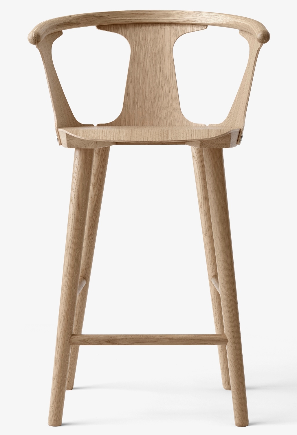 In Between Barhocker aus hellem Holz, Design Hocker mit Rückenlehne und Fußstütze.