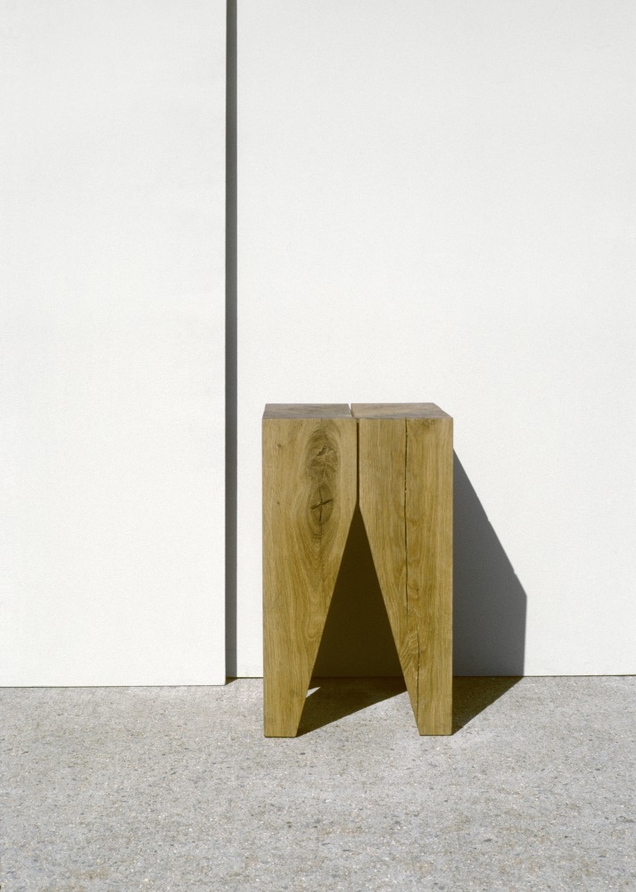 E15 Backenzahn Hocker aus geöltem Eichenholz, massiver Holzhocker als Beistelltisch oder Sitzmöbel.