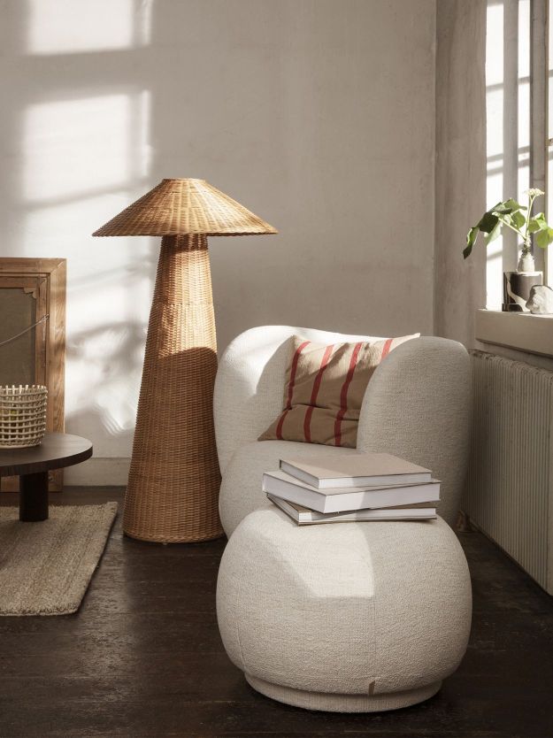 Dou Floor Lamp Stehlampe von Ferm Living aus Rattan im Wohnzimmer neben Sessel.