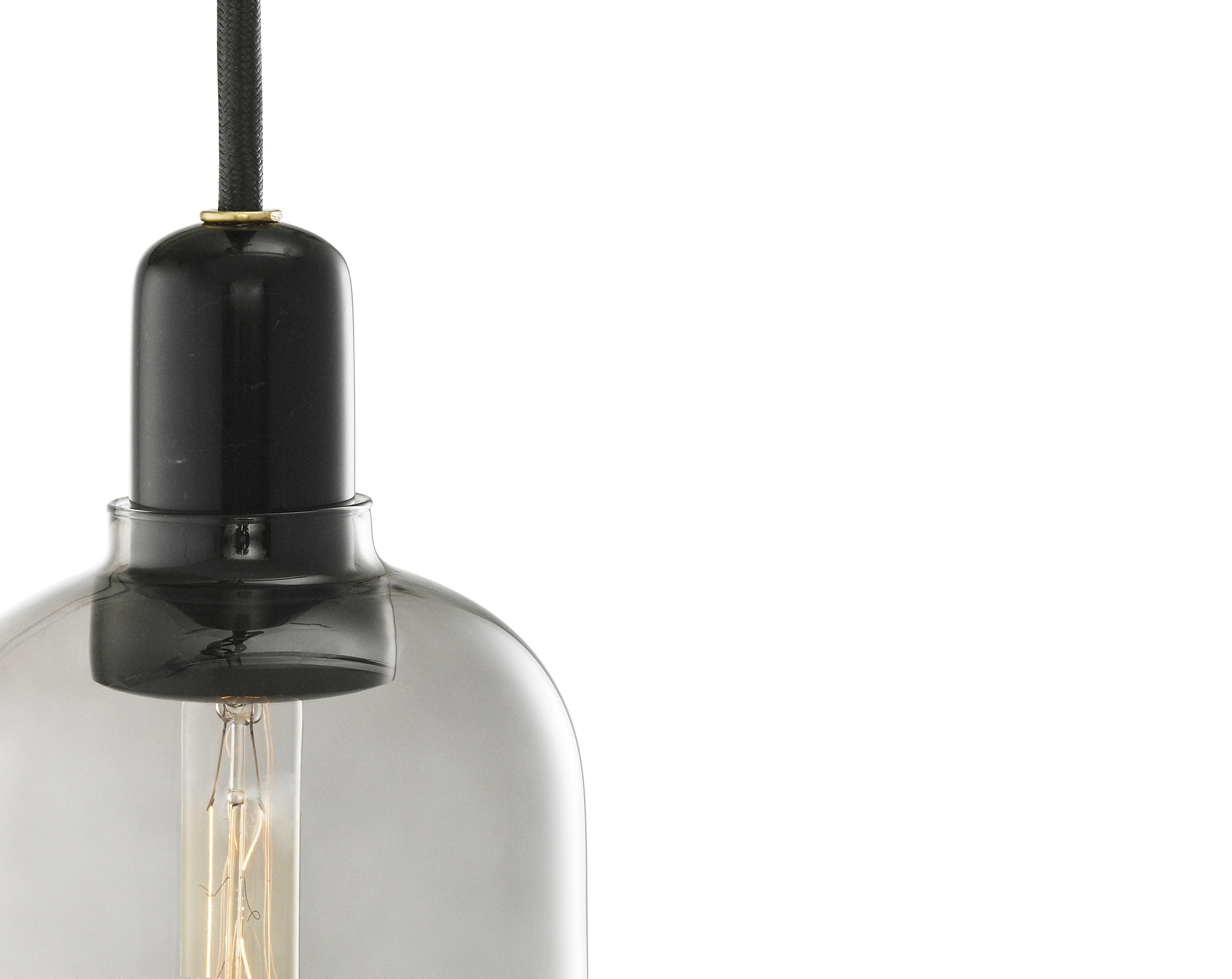 Nahaufnahme der Amp Lamp Hängeleuchte von Normann Copenhagen in Rauchglas und Schwarz.