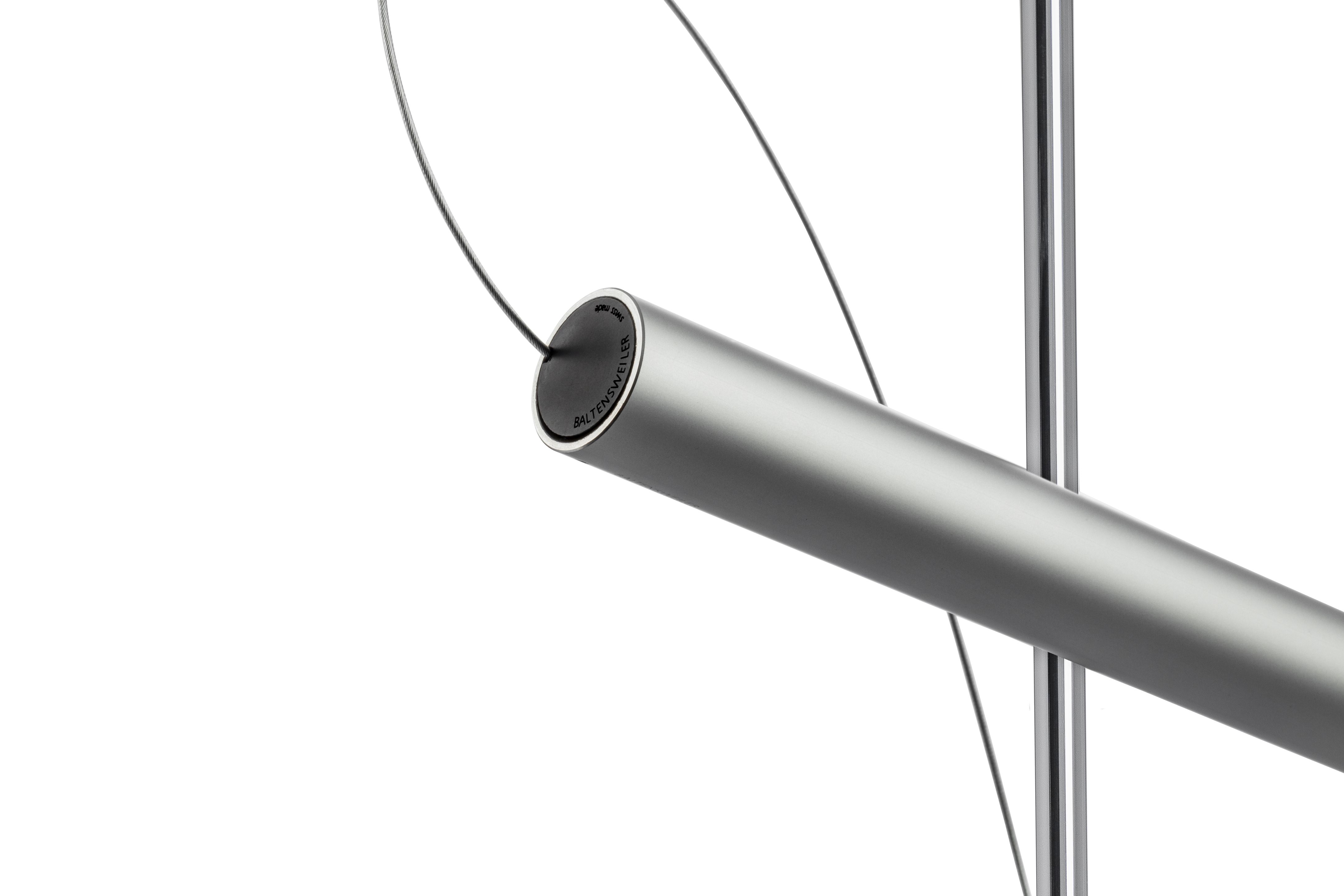 Detailaufnahme der Baltensweiler LINIjA T Tischleuchte in Schwarz, minimalistisches Design, moderne Beleuchtung.