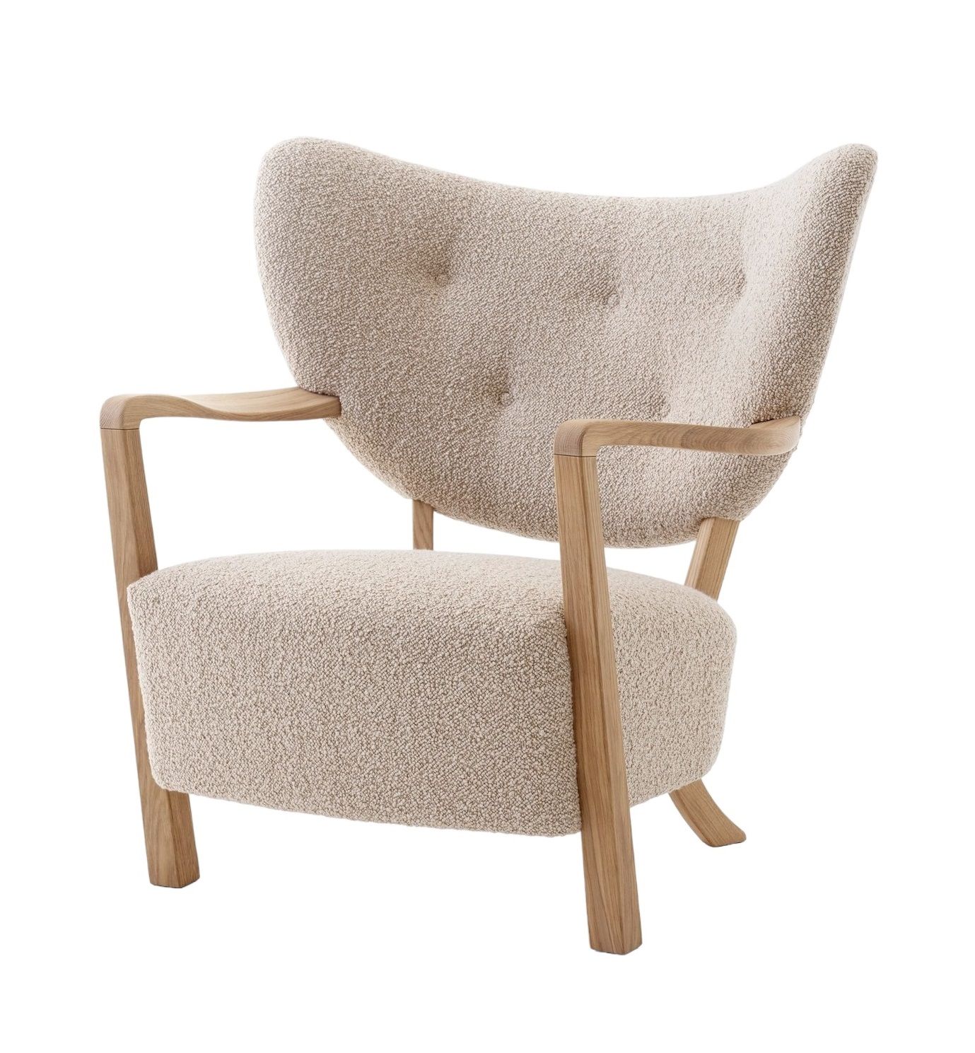 AndTradition Wulff Sessel ATD2 mit hellem Bouclé-Bezug und Holzgestell, ein moderner Loungesessel für Wohnzimmer.