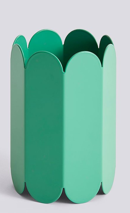 Grüne Arcs Vase von Hay, eine moderne Blumenvase aus Metall mit wellenförmigem Rand.