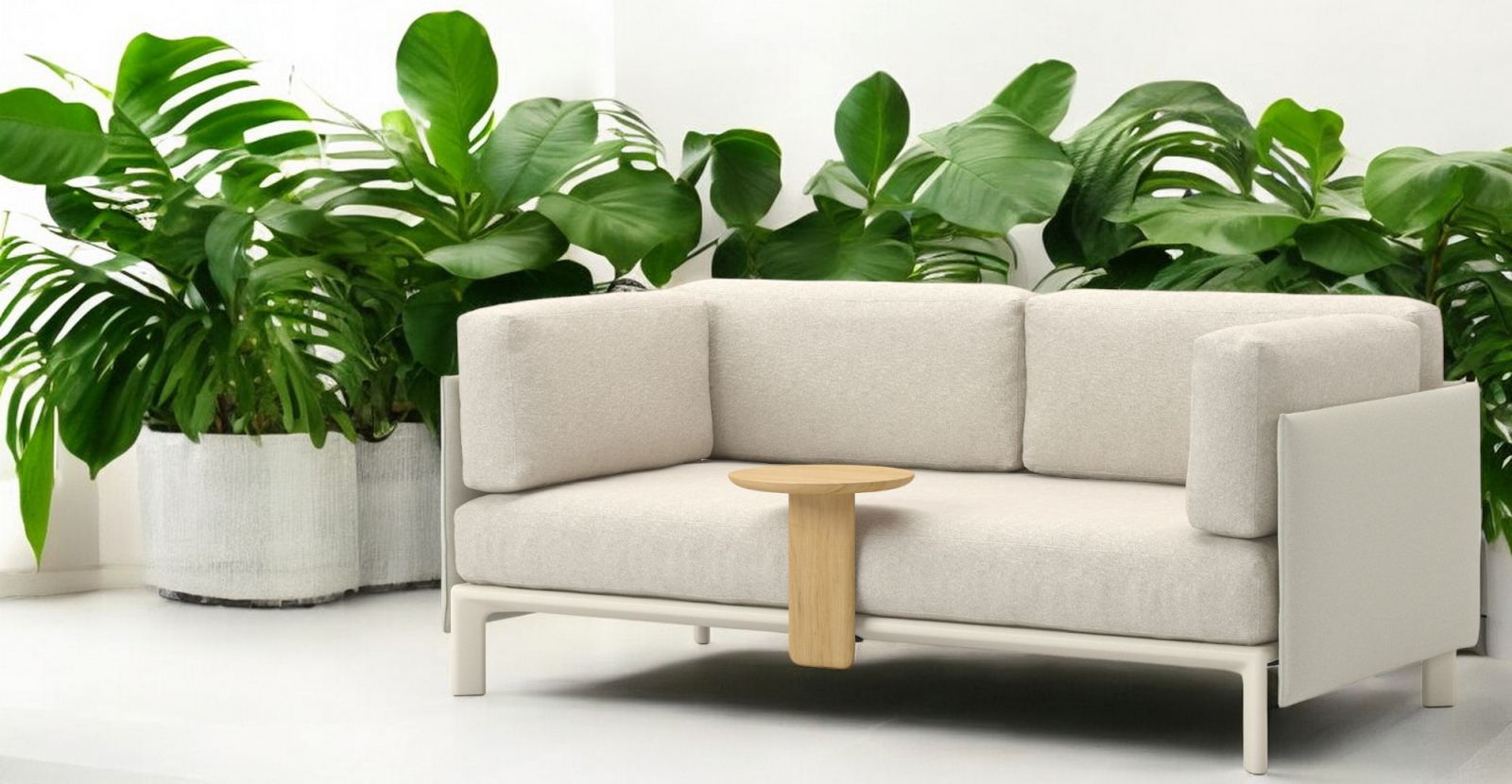 Beige Anagram 2-Sitzer Sofa mit Beistelltisch und Pflanzen im Hintergrund. Modernes Sofa für Wohnzimmer.