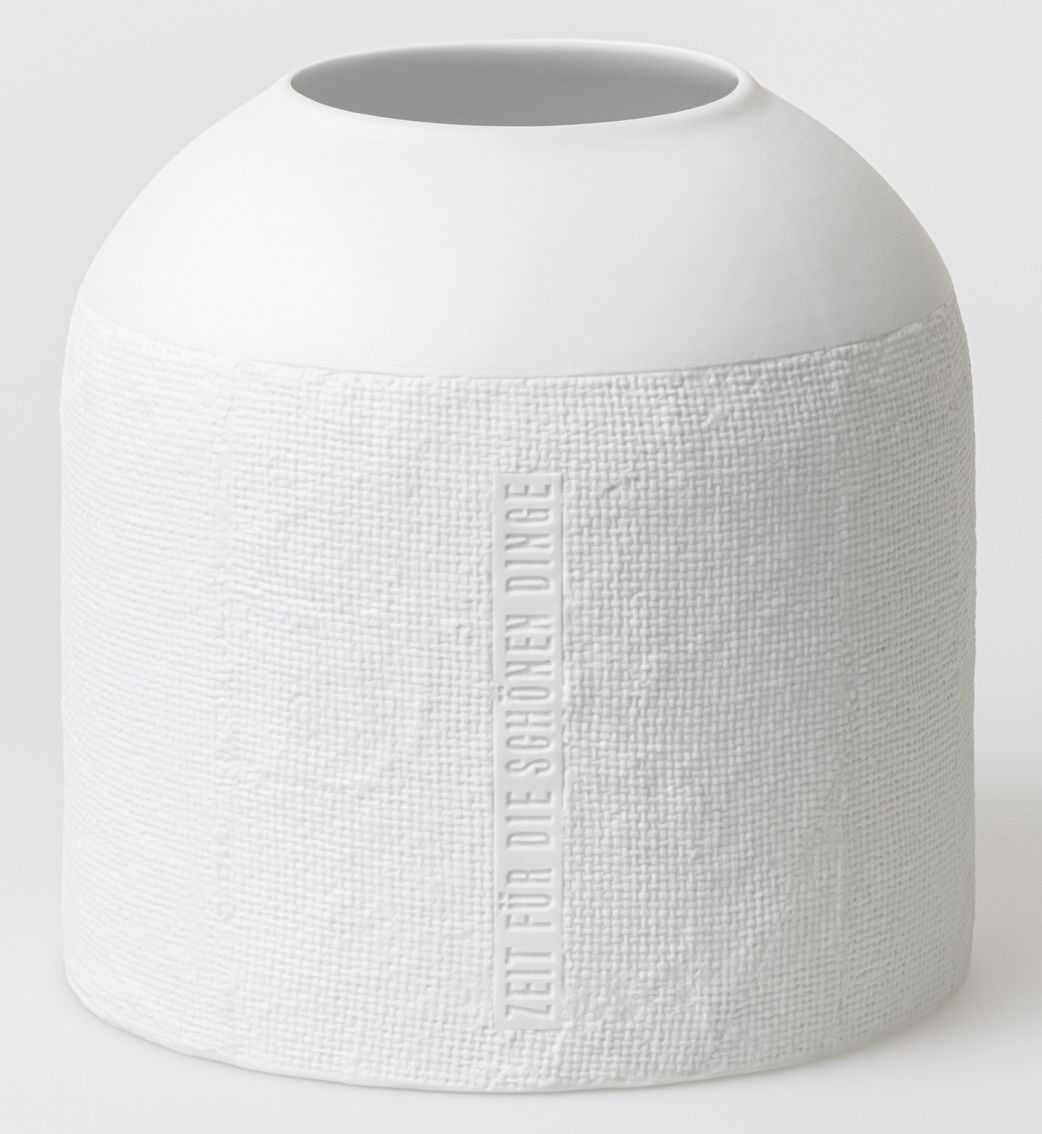 Weiße Formsprache Vase von Räder, mit Textur und Aufschrift "Zeit für die schönen Dinge".