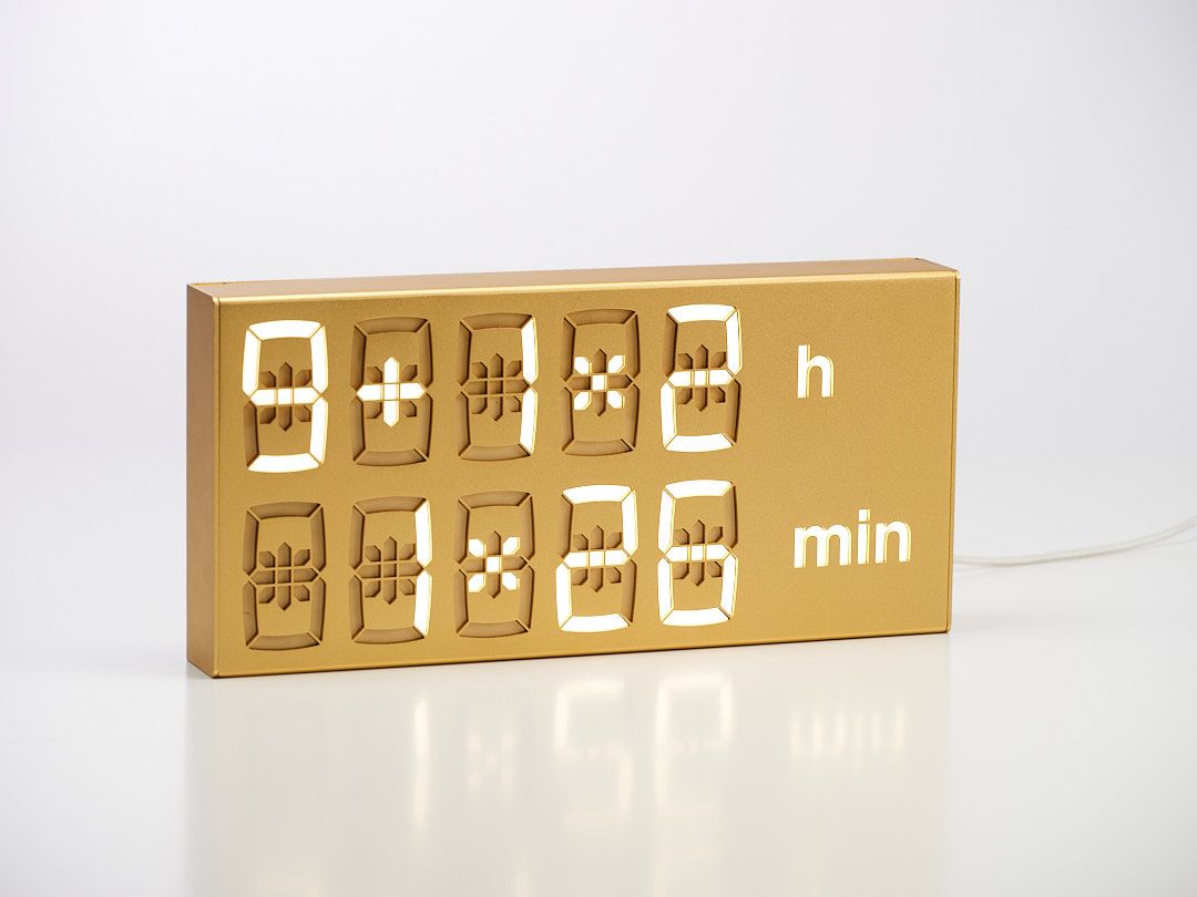 Goldene Albert Clock LED Digitaluhr für Tisch oder Wand, zeigt die Uhrzeit an.