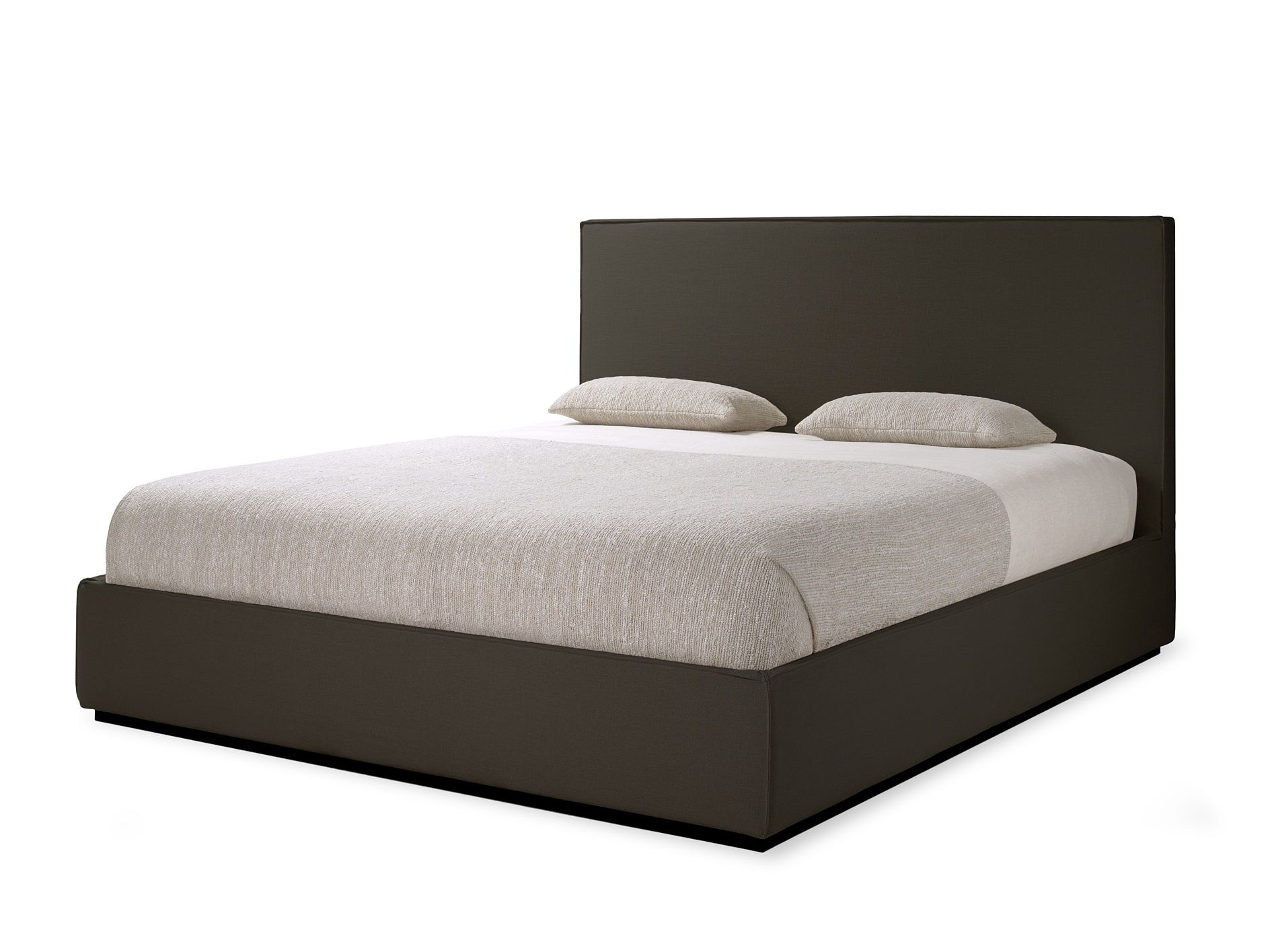 Revive Bett von Ethnicraft mit abnehmbarem Bezug, braunem Rahmen und hellen Kissen.