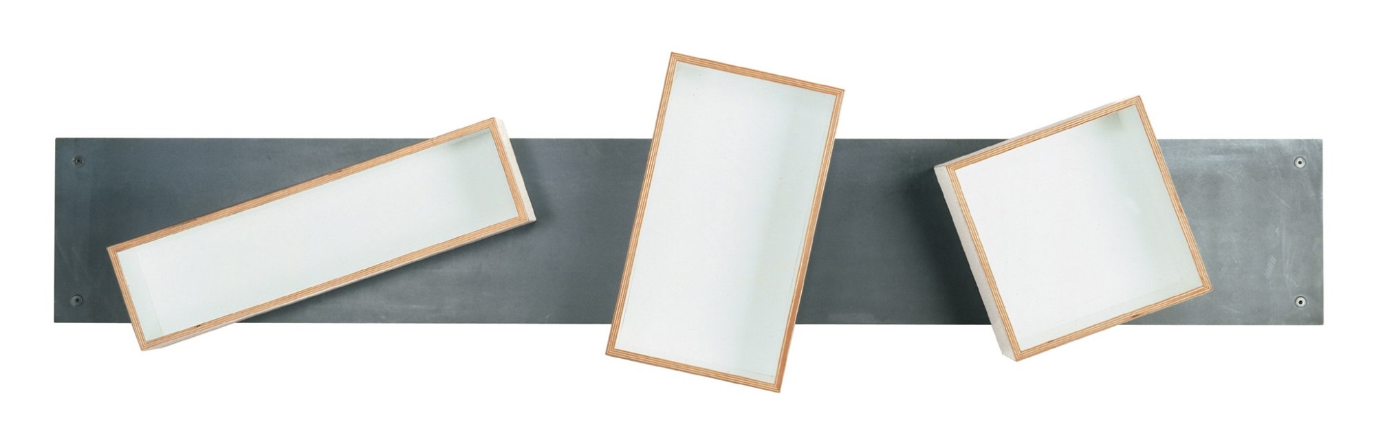 Magnetique Regal von Moormann: Drei weiße Regalkästen aus Holz an einer grauen Magnetleiste.