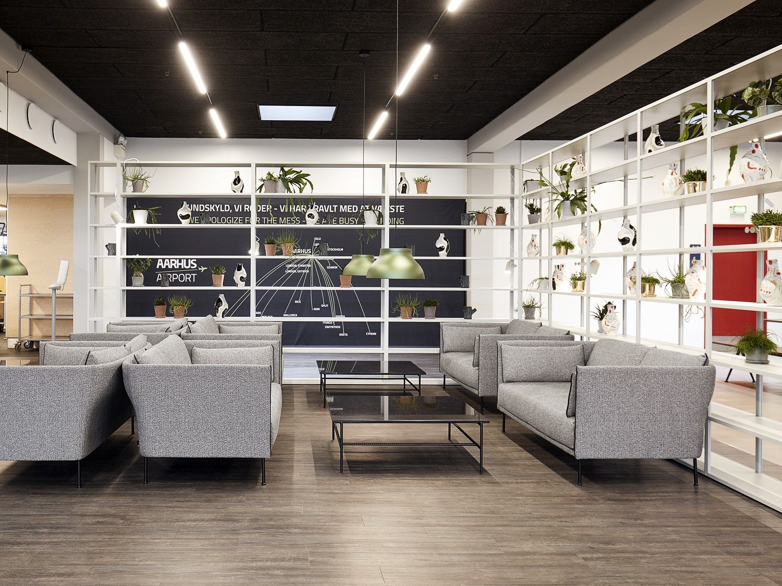 Graues Silhouette Sofa 2-Sitzer High Back von Hay in modernem Wartebereich mit Regalen.