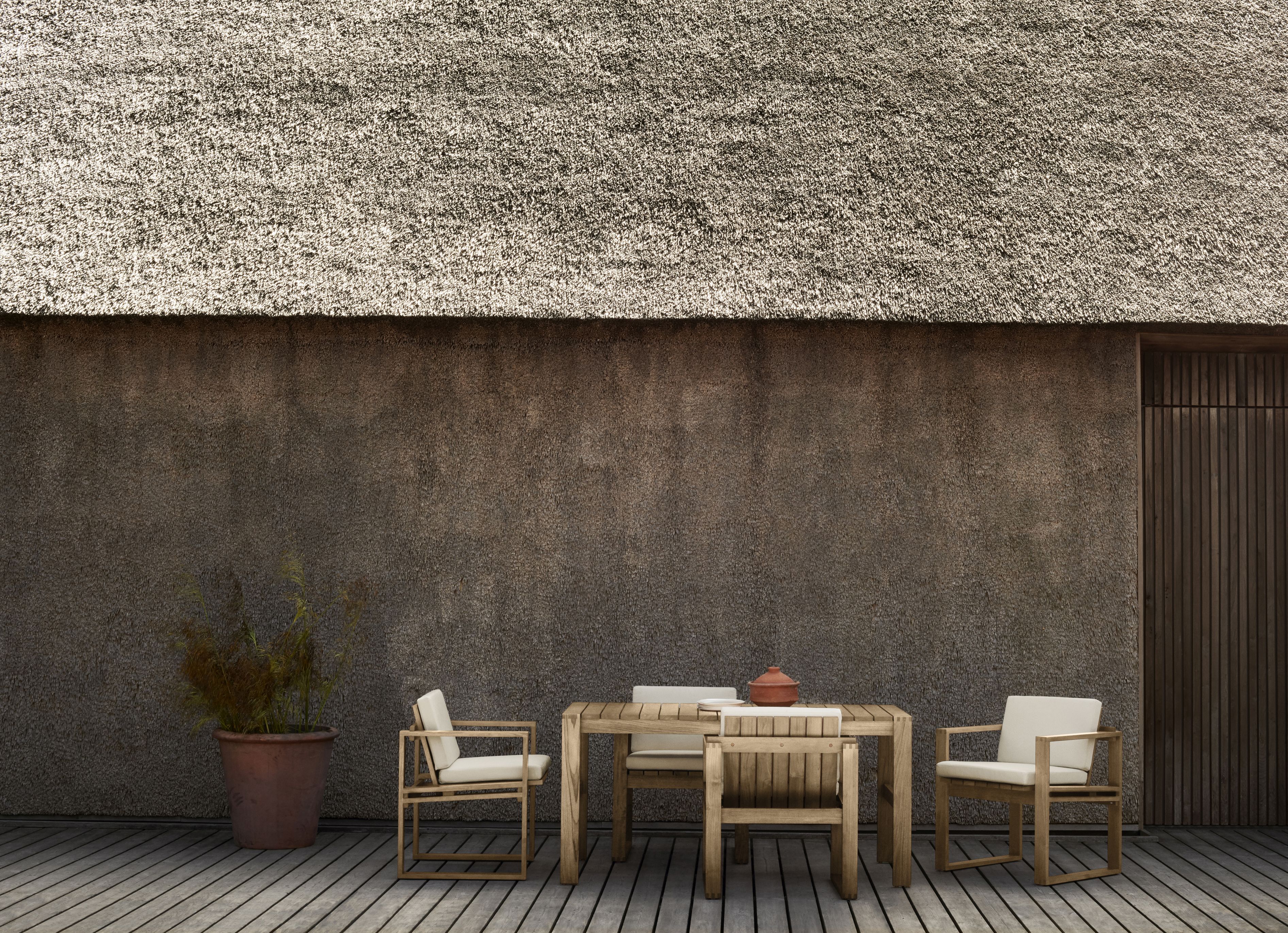 Bodil Kjaer Esstisch Outdoor von Carl Hansen & Søn mit Stühlen auf Holzterrasse.