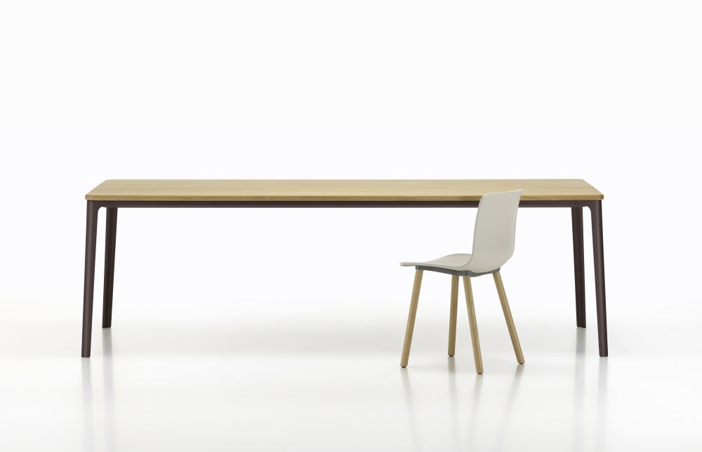 Plate Dining Table Esstisch Vitra mit Holzplatte und braunem Gestell, dazu ein Stuhl.