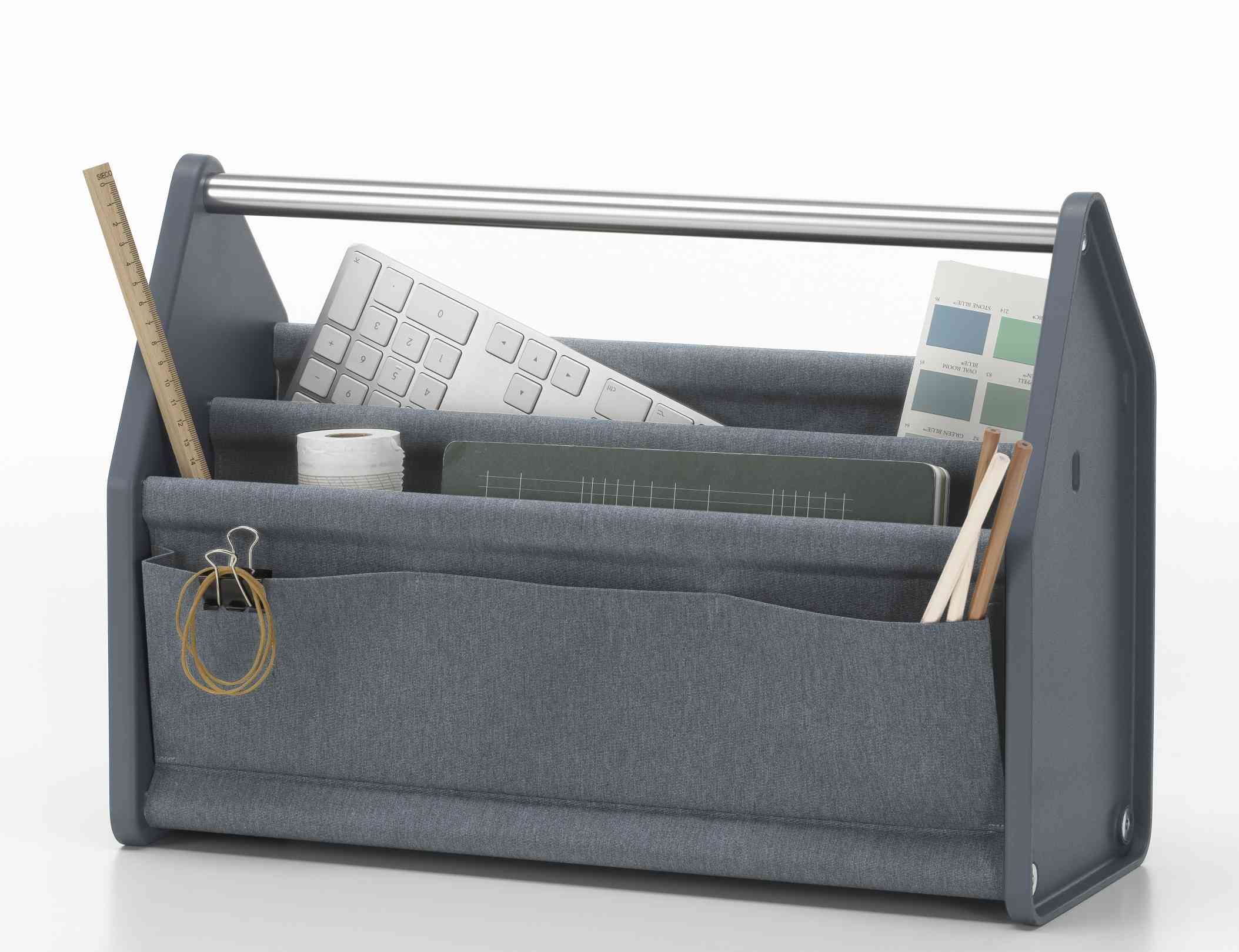 Meerblaue Vitra Locker Box: Organizer für Bürobedarf mit Tastatur, Lineal und Notizbuch.