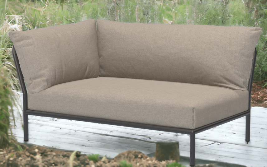 Houe Level 2 Outdoor Sofa Ecke links mit beigen Polstern und dunklem Rahmen.