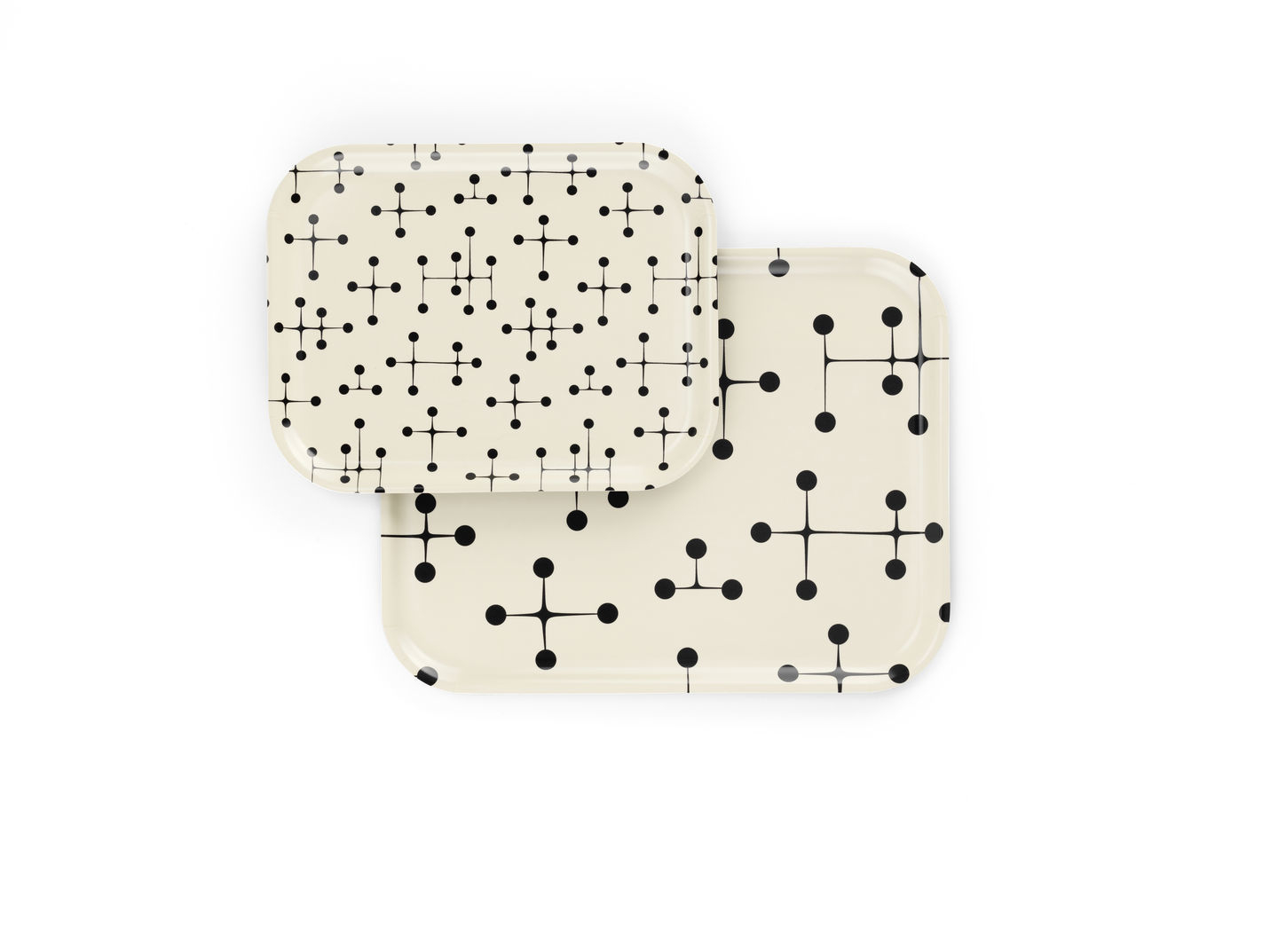 Zwei Vitra Tabletts, Classic Tray Large, mit abstraktem Muster in Creme und Schwarz.