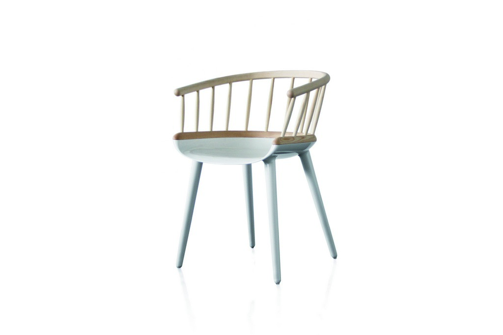 Cyborg Sessel von Magis: Moderner Stuhl mit Holzlehne und hellblauem Gestell auf weißem Hintergrund.