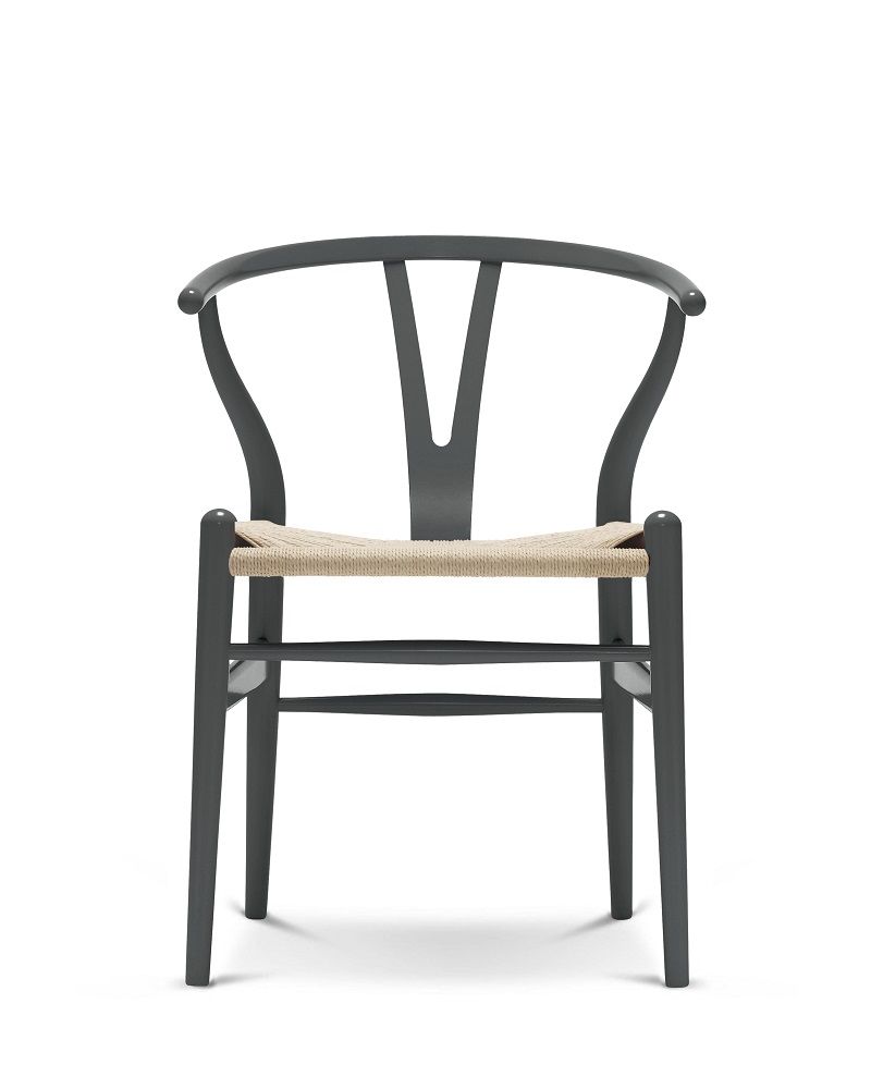 Anthrazit-grauer CH24 Wishbone Chair Stuhl von Carl Hansen & Søn mit heller Sitzfläche.