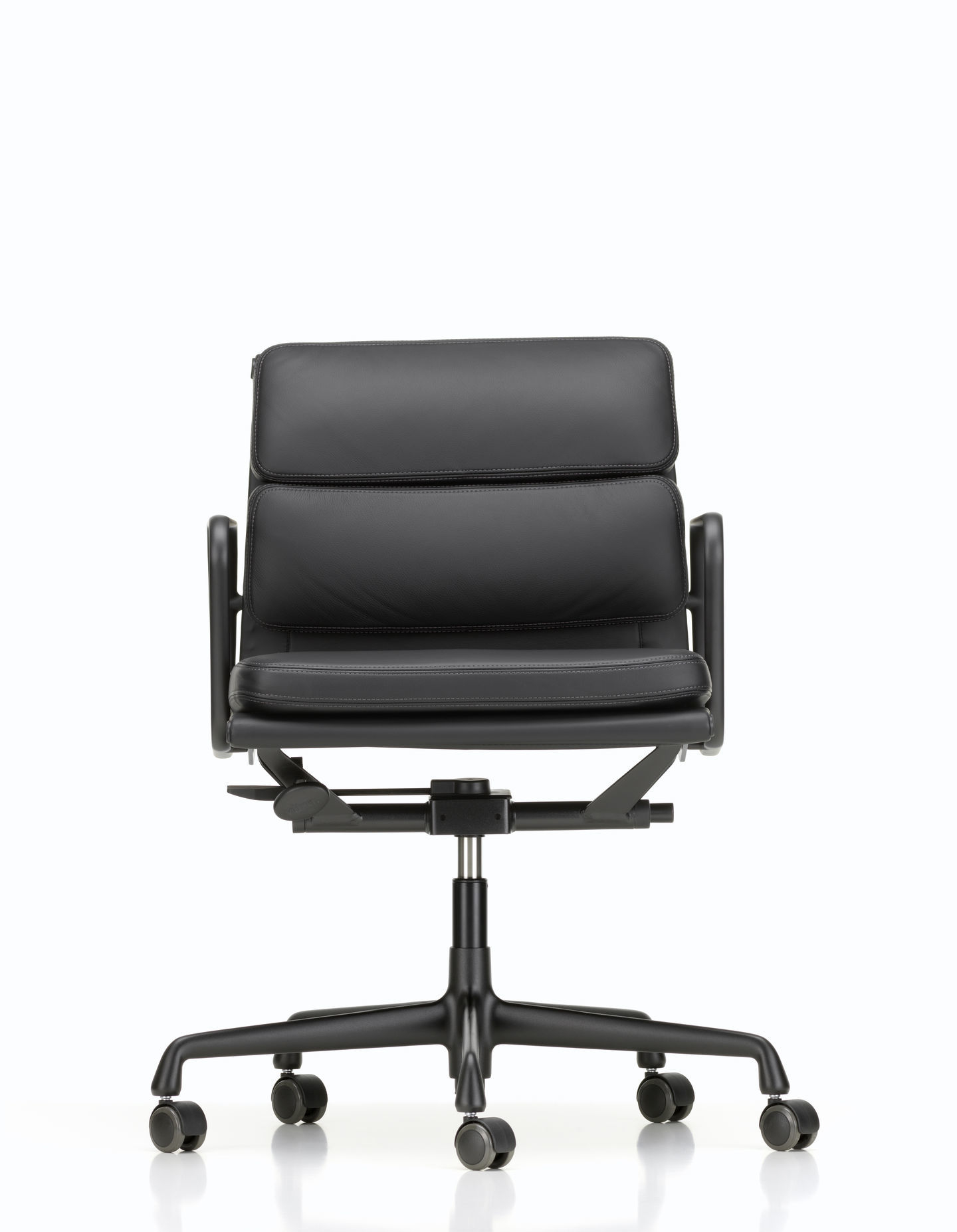 Schwarzer Soft Pad Chair EA217 von Vitra, ein Bürostuhl mit Lederbezug und Rollen.