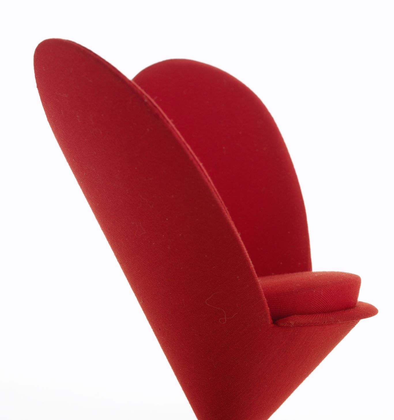 Roter Heart Cone Chair Miniatur Stuhl von Vitra, Designklassiker im Detail.
