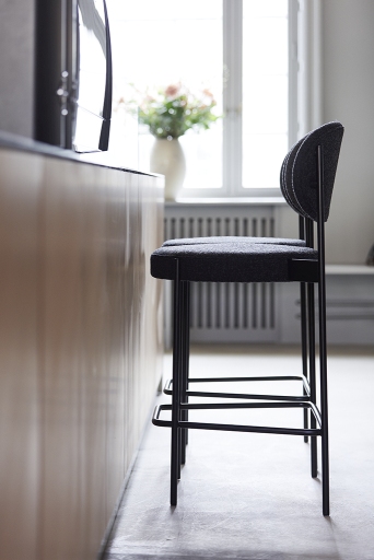 Schwarzer Series 430 Bar Stool Barhocker von Verpan, 65 cm hoch, mit Rückenlehne.