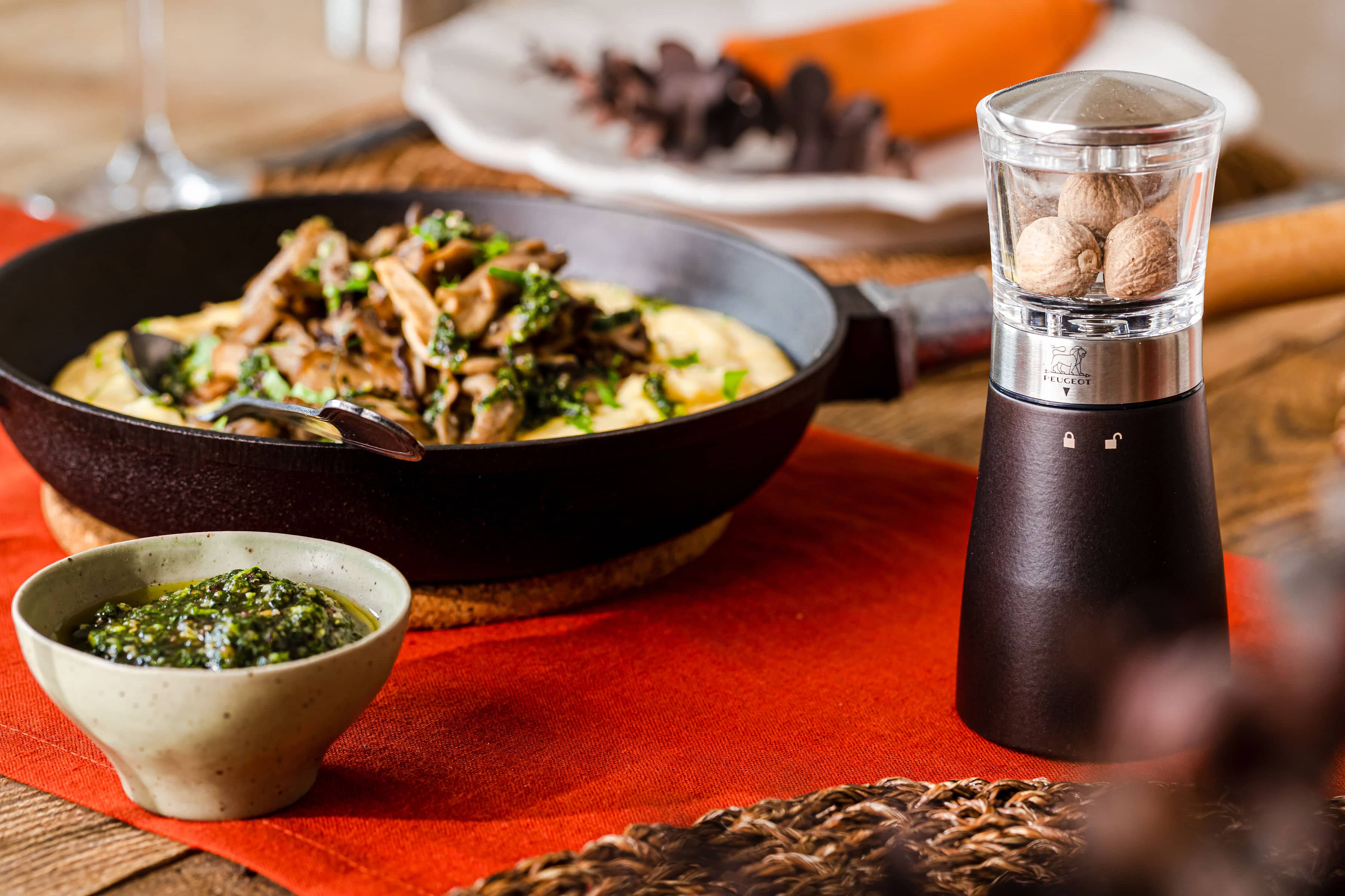 Peugeot Muskatmühle Daman aus Holz und Acryl mit Muskatnüssen auf gedecktem Tisch.