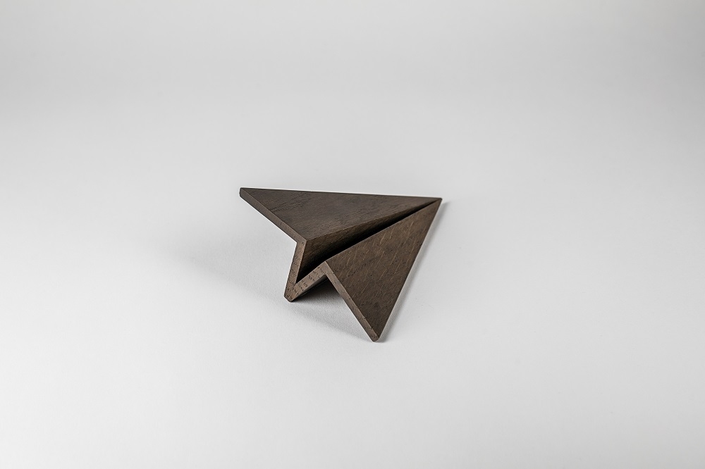 Maverick Paperplane: Holzfigur eines Papierfliegers, handgefertigt, EINZELSTÜCK, Dekoration für Kinderzimmer.