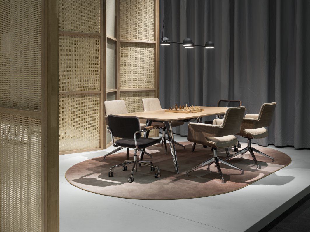 S 847 PVD Drehsessel von Thonet in einem Besprechungsraum mit Tisch und weiteren Stühlen.