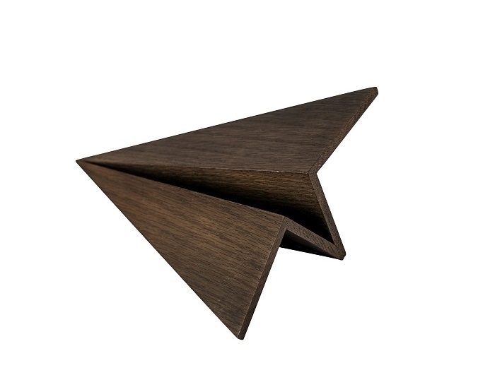 Maverick Paperplane Holzfigur: Geräuchertes Eichenholz Papierflugzeug, moderne Dekoration für Jungenzimmer.