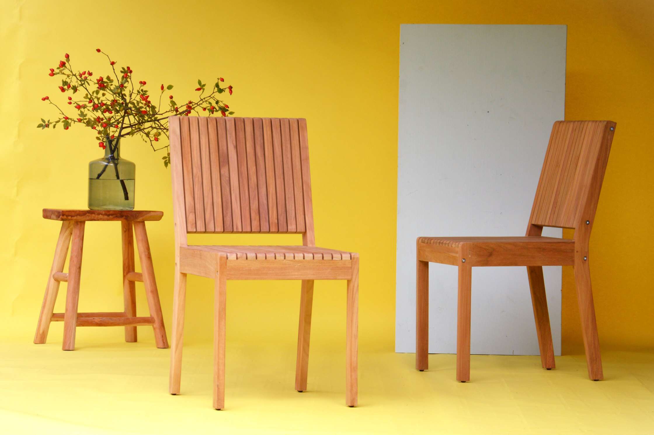 Zwei Samoa Stühle von Jan Kurtz aus Teakholz für den Garten oder Balkon.