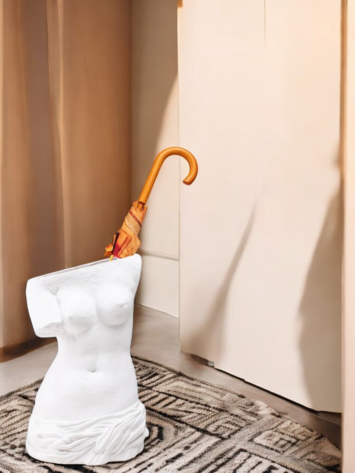 Milo Schirmständer von Seletti: Weißer, skulpturaler Schirmständer in Form einer weiblichen Büste mit Schirm.