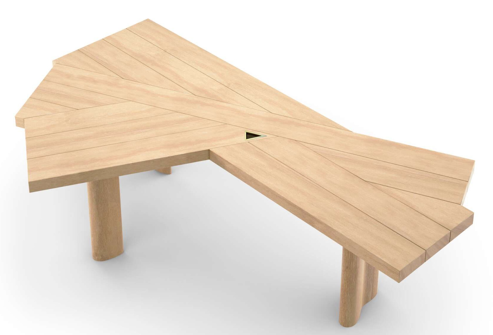 511 Ventaglio Tisch von Cassina aus hellem Holz mit dreieckiger Öffnung.