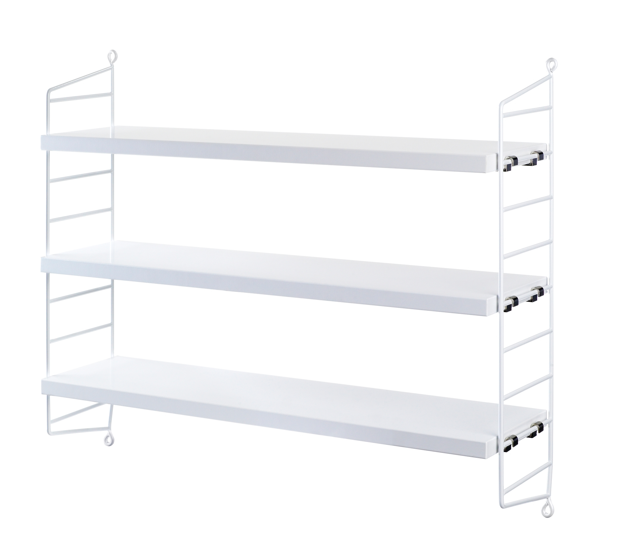 Weißes String Pocket Regal von String Furniture mit drei Regalböden und filigranen Seitenteilen.