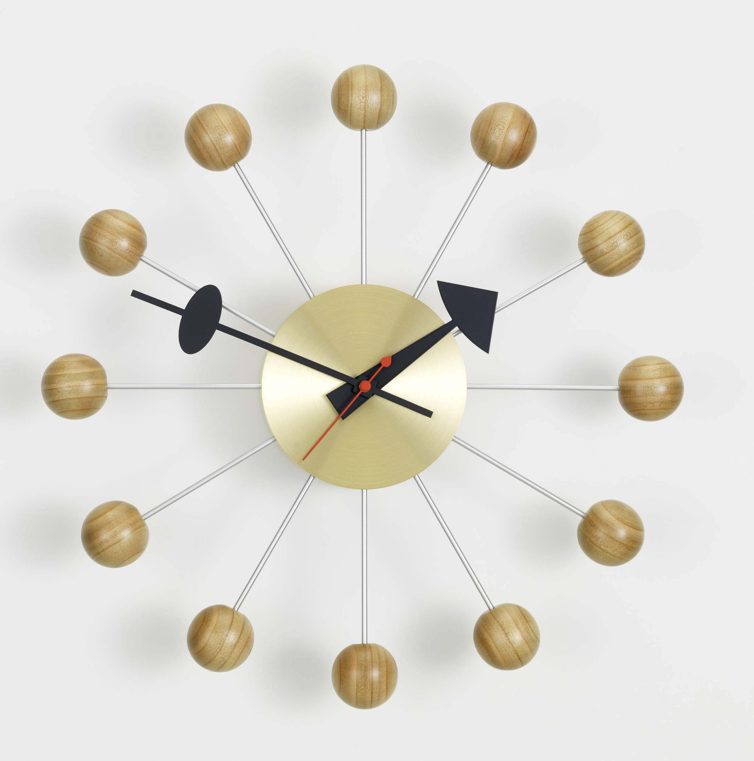 Vitra Ball Clock Wanduhr mit Kirschbaumholz Kugeln und goldenem Ziffernblatt. Designklassiker für die Wand.