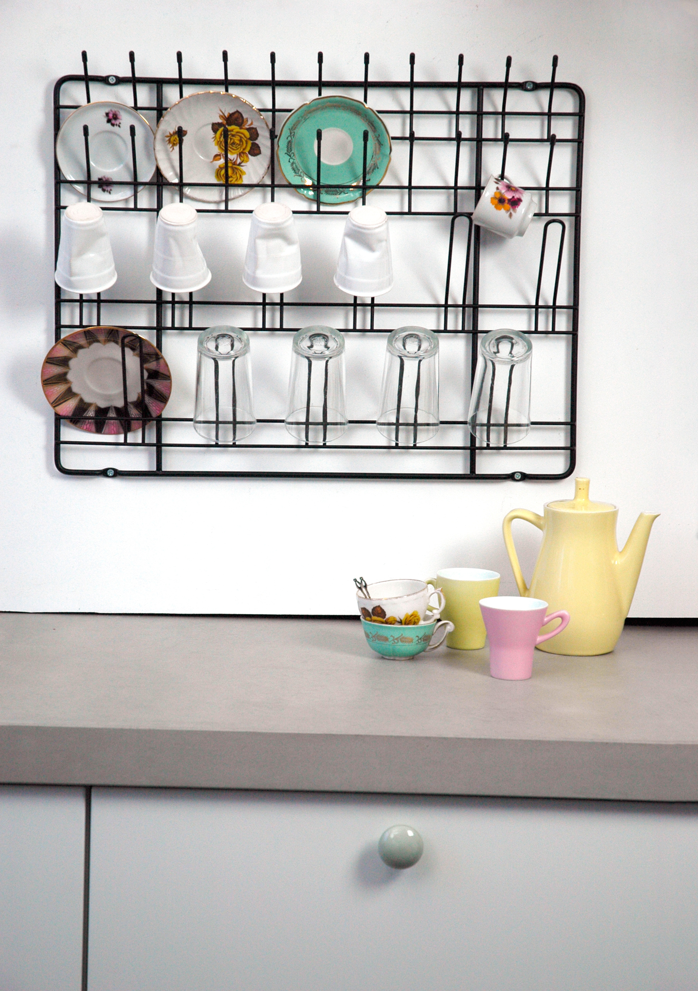 Schwarze Puhlmann Stow & Hang Frame Garderobe mit Geschirr und Gläsern. Wandgarderobe für Küche und Esszimmer.