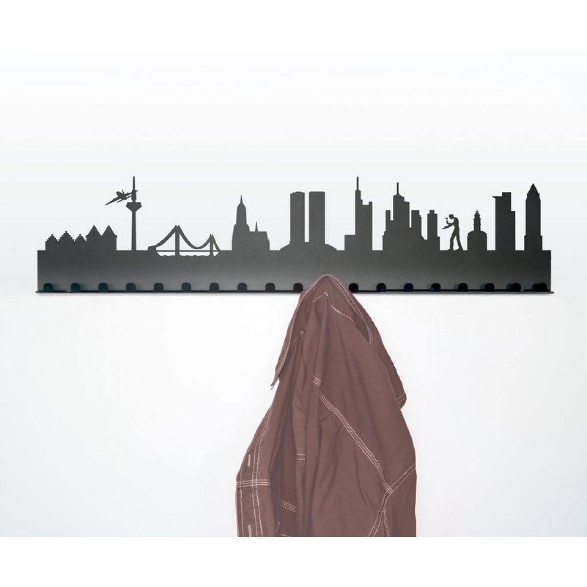 Radius Städtegarderobe: Schwarze Skyline Garderobe mit Jacke an der Wand. Design Garderobenleiste für Flur und Eingangsbereich.