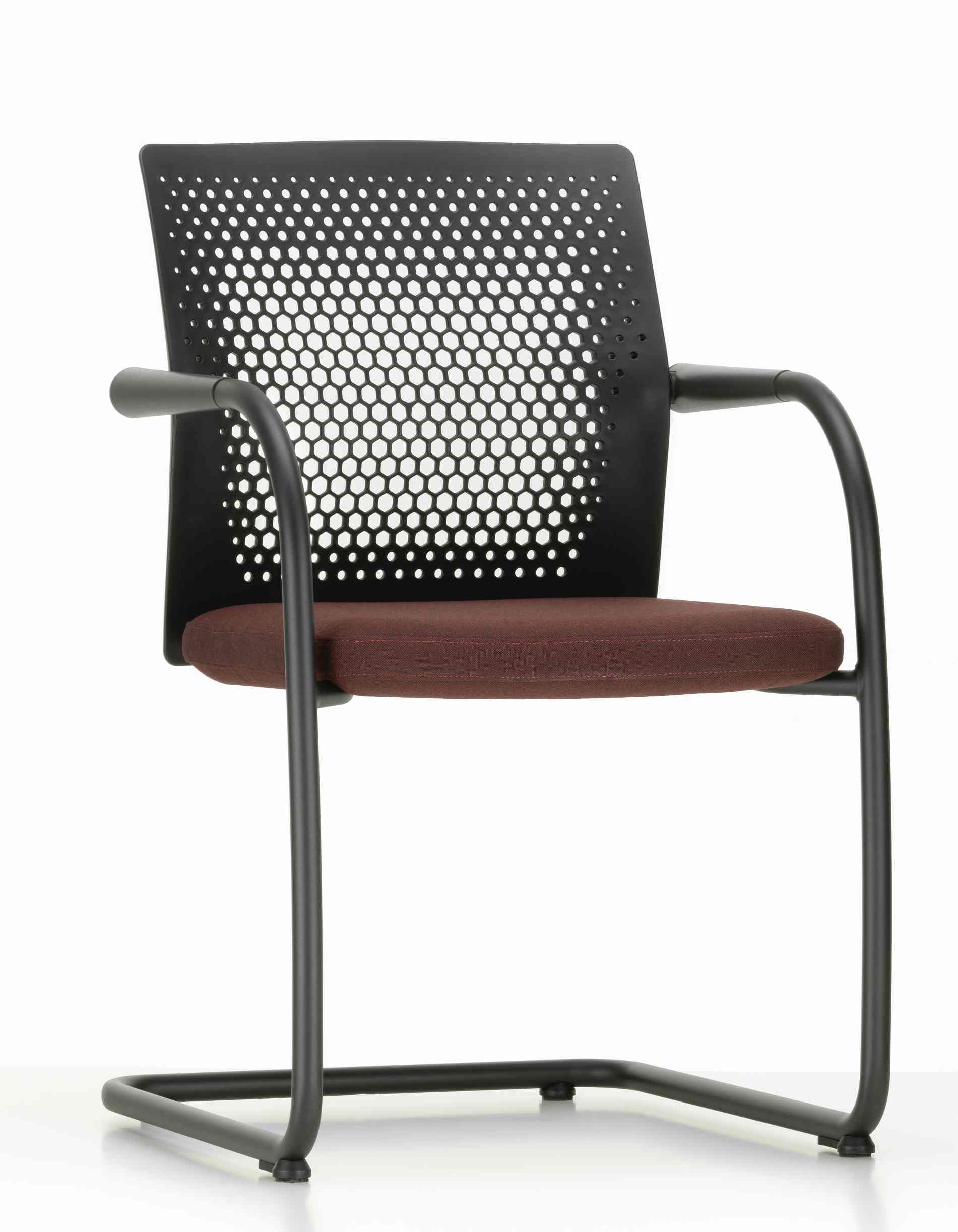 ID Visitor Air Freischwinger von Vitra: Bürostuhl mit braunem Sitzpolster und schwarzer, perforierter Rückenlehne.