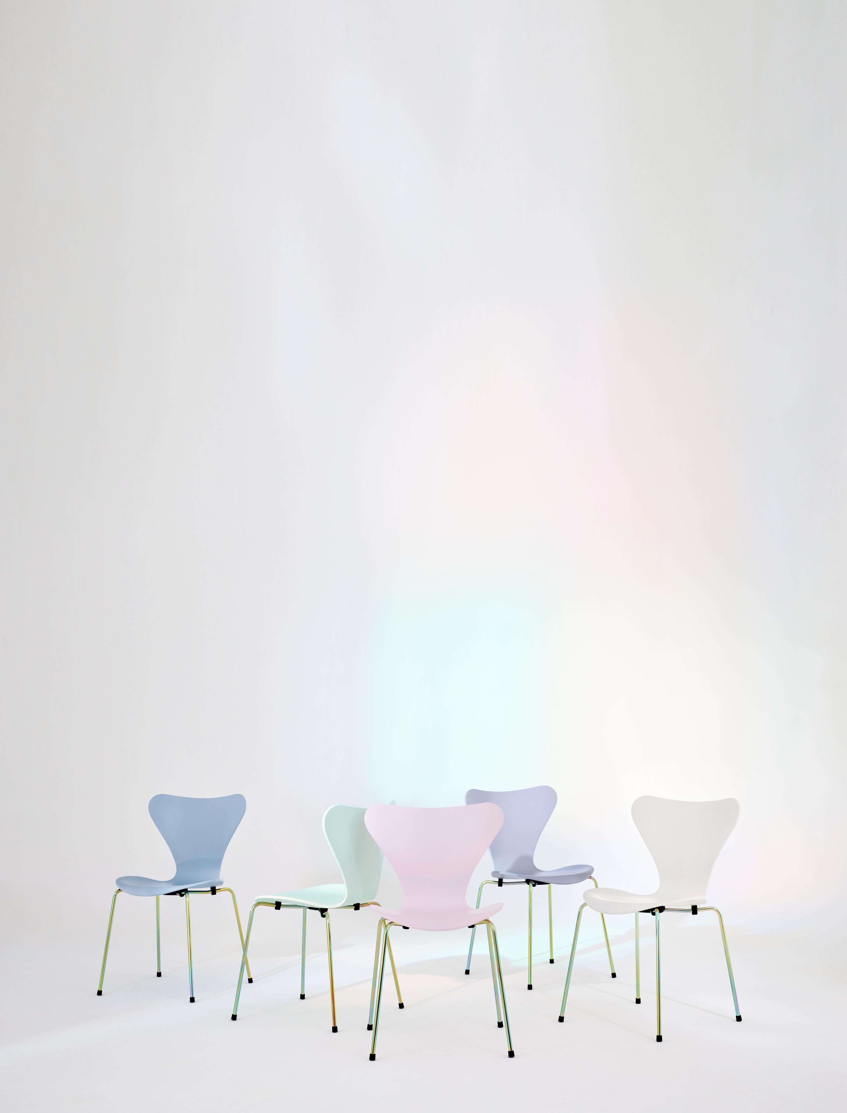 Fünf Fritz Hansen Serie 7 Stühle in Pastellfarben mit Regenbogen-Gestell. Designklassiker.