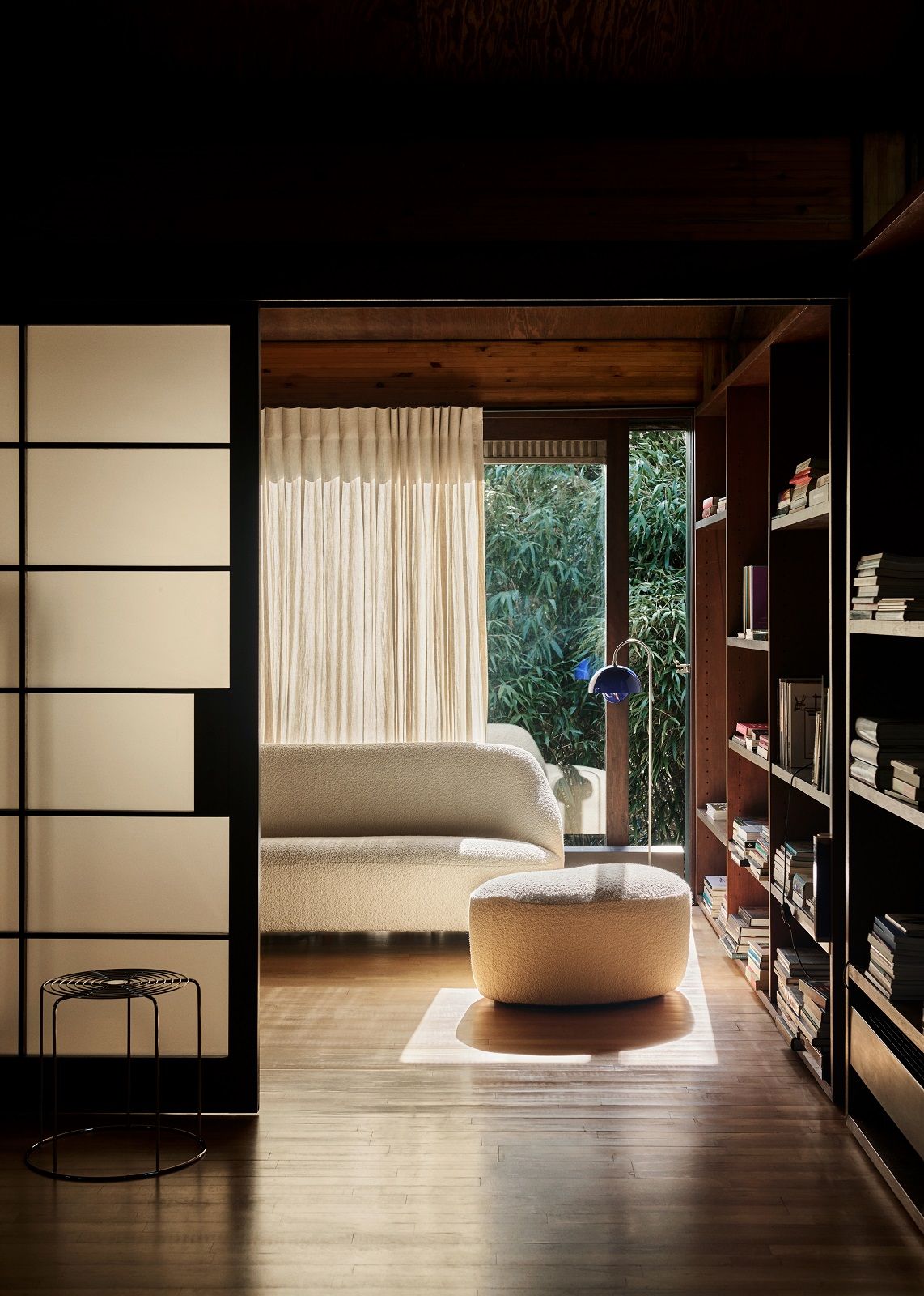 Beiger Margas LC5 Pouf Hocker von AndTradition im hellen Wohnzimmer mit Holzboden.