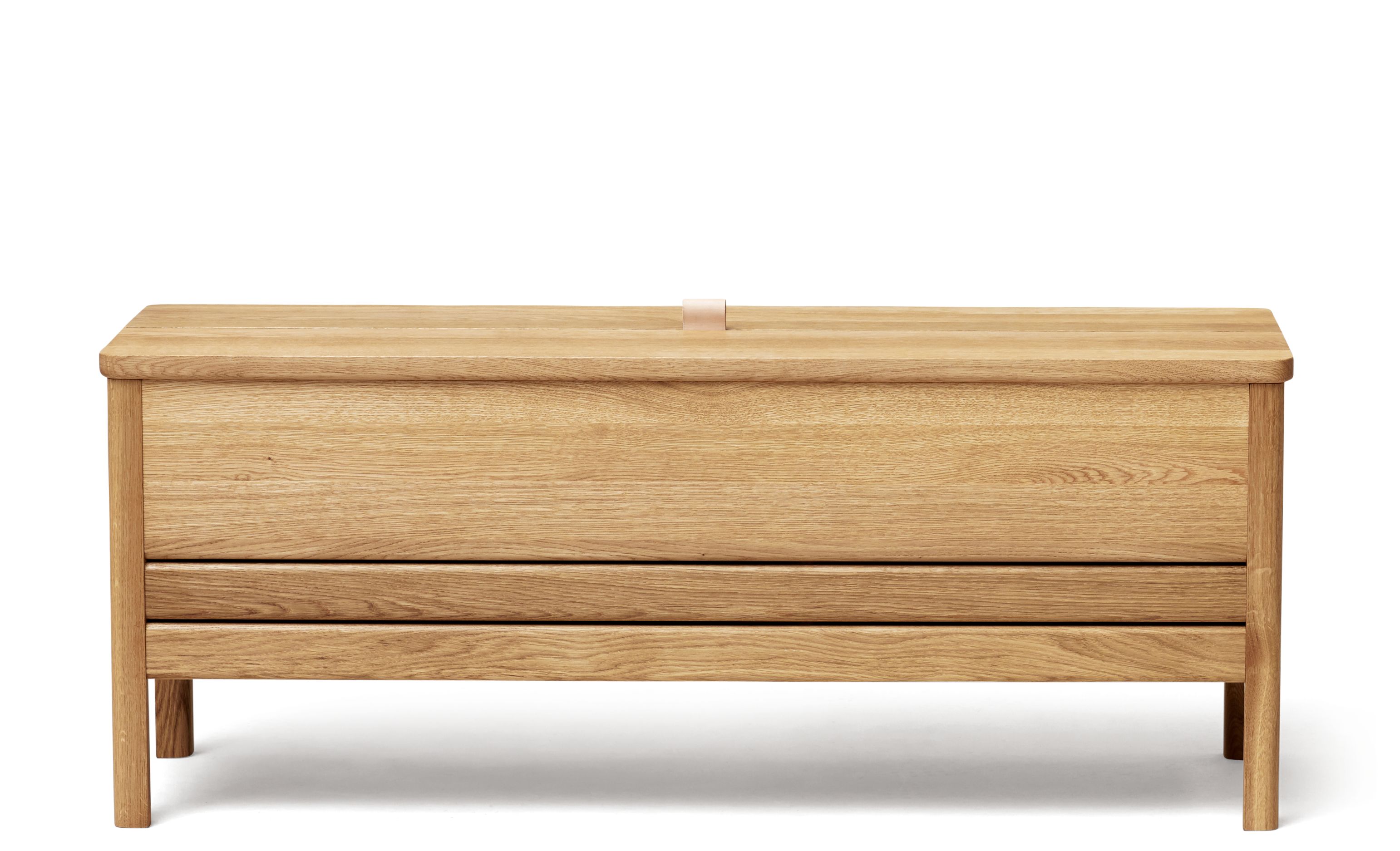 A Line Truhenbank aus Eiche von Form & Refine, moderne Holzbank mit Stauraum.