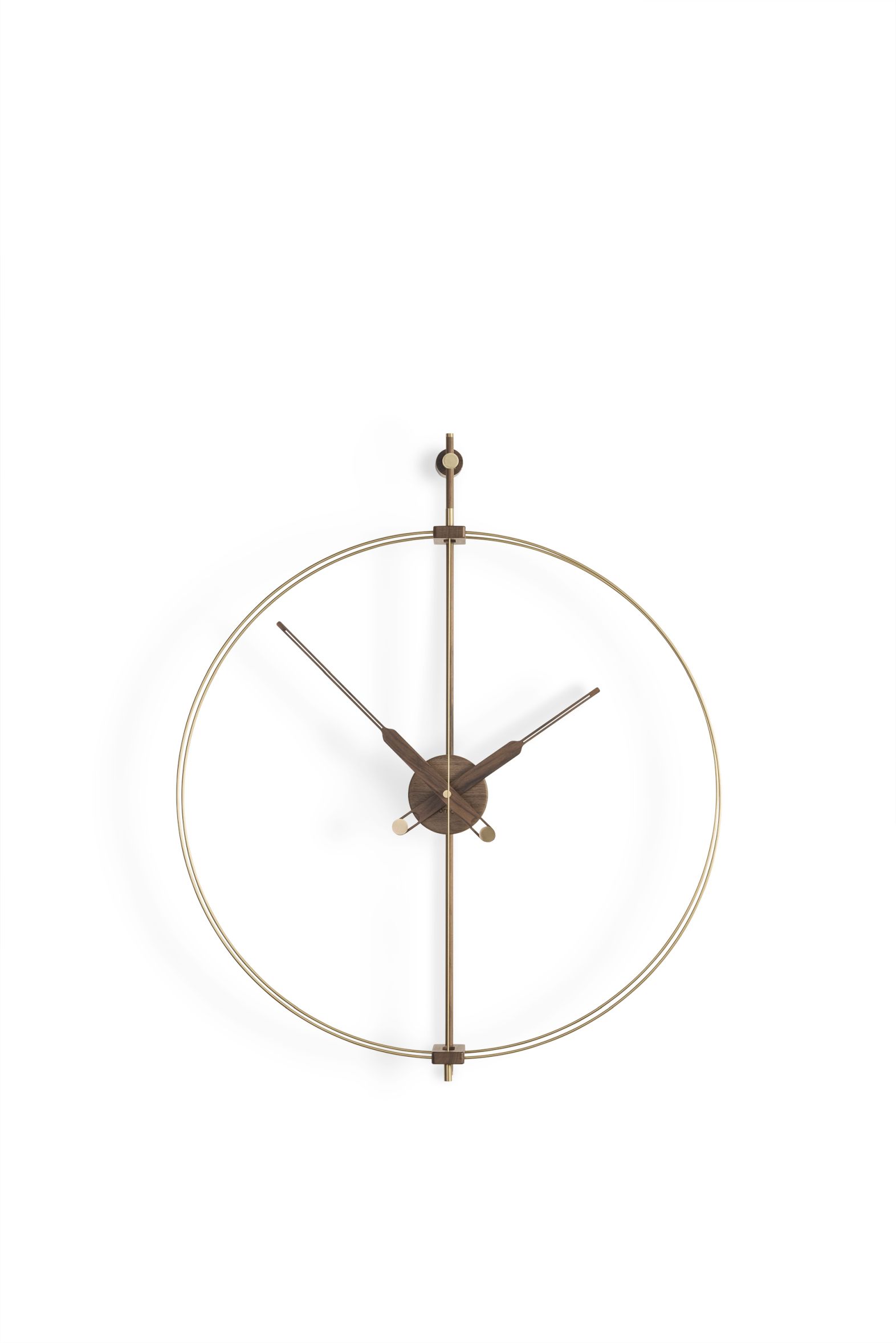 Nomon Mini Barcelona Gold Wanduhr, modernes Design mit goldenem Ring und Holzzeigern.